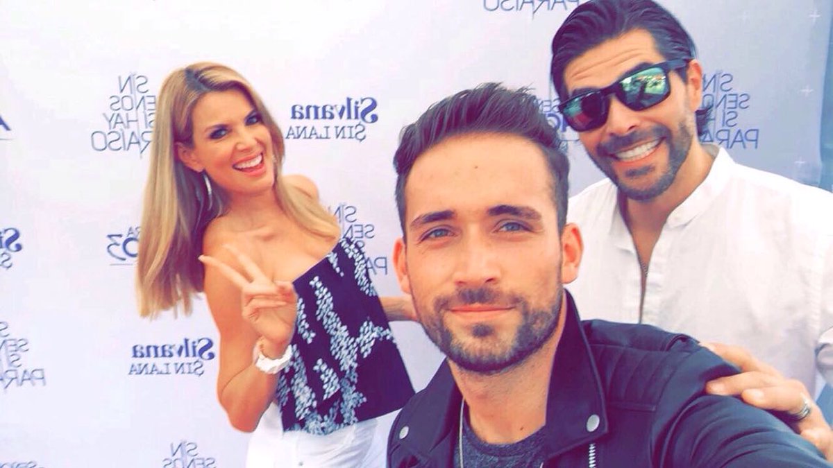SarahMintzOf's tweet photo. A veces, yo también me cuelo en las selfies!!! 🙈😂😂😂 Besos  @juanpablollano y @mauriciohenao 💛💙❤ https://t.co/ILV2otlR1g