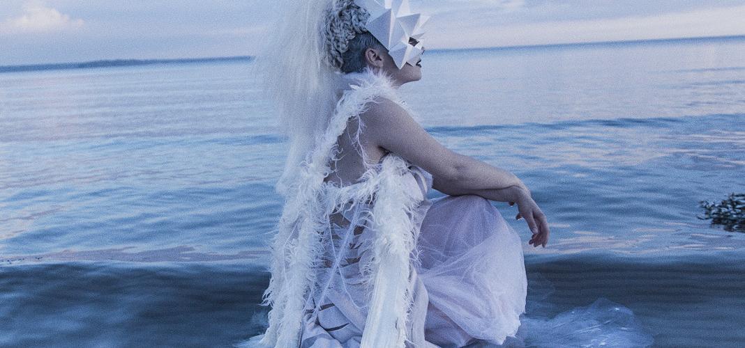 http://lunaswitchescloset.blogspot.com/2016/08/kerli-diamond-hard-official-music-video.html