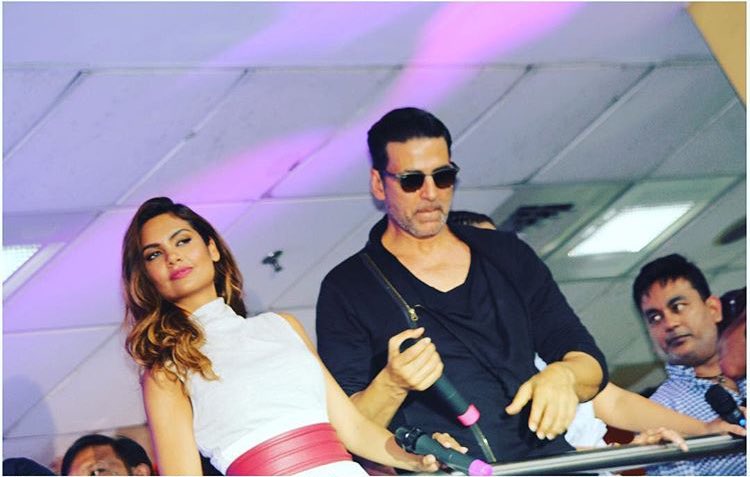 TeamAkshay's tweet photo. Akshay sir and Esha Gupta snapped at Rave Moti Mall,Kanpur today #9DaysToRustom https://t.co/twVf4Dcbgs