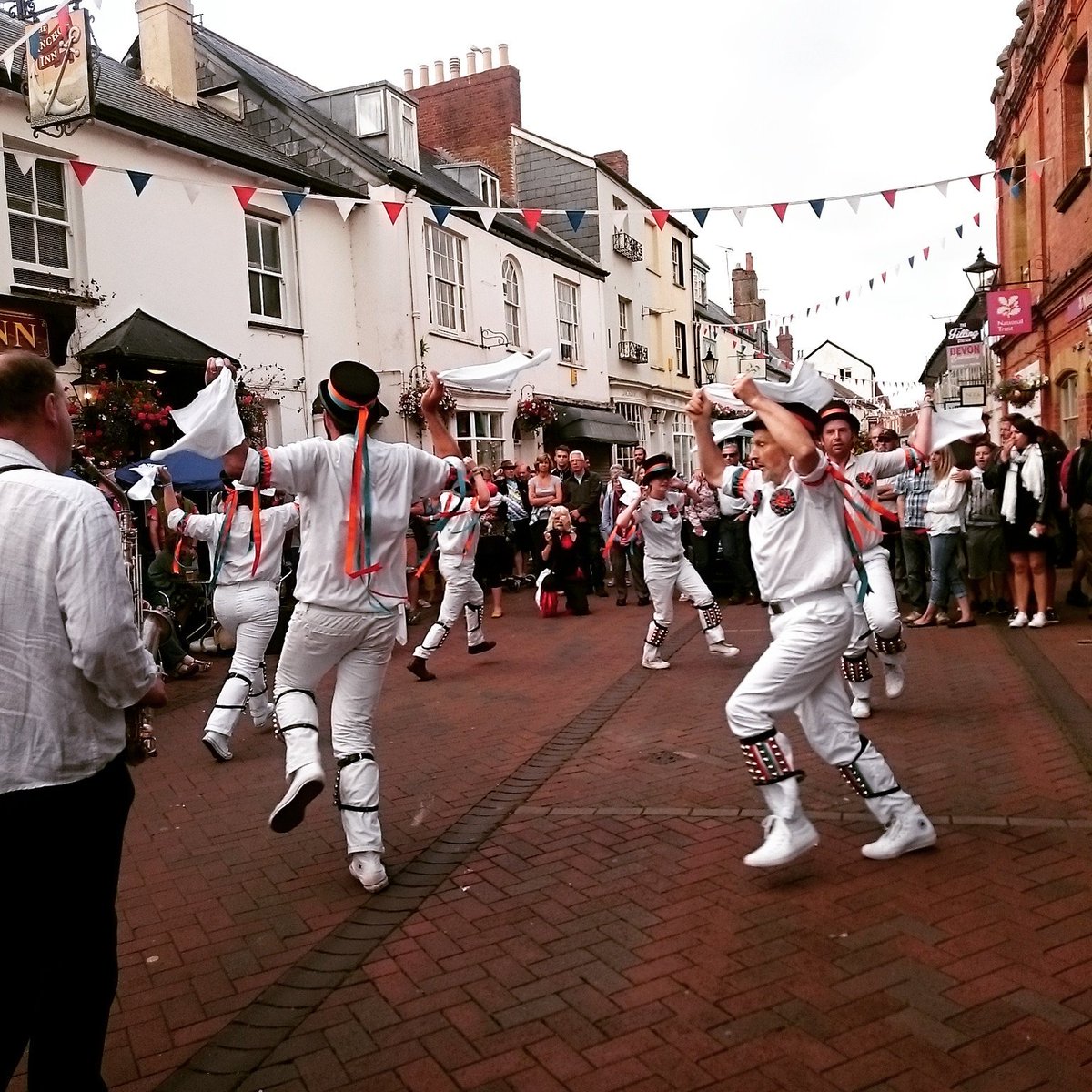 ShootingRoots's tweet photo. @BowerStMorris dancing outside @teamanchorinn just now! #sidfolkweek #morris @morrishub https://t.co/VrnIMCrAnx
