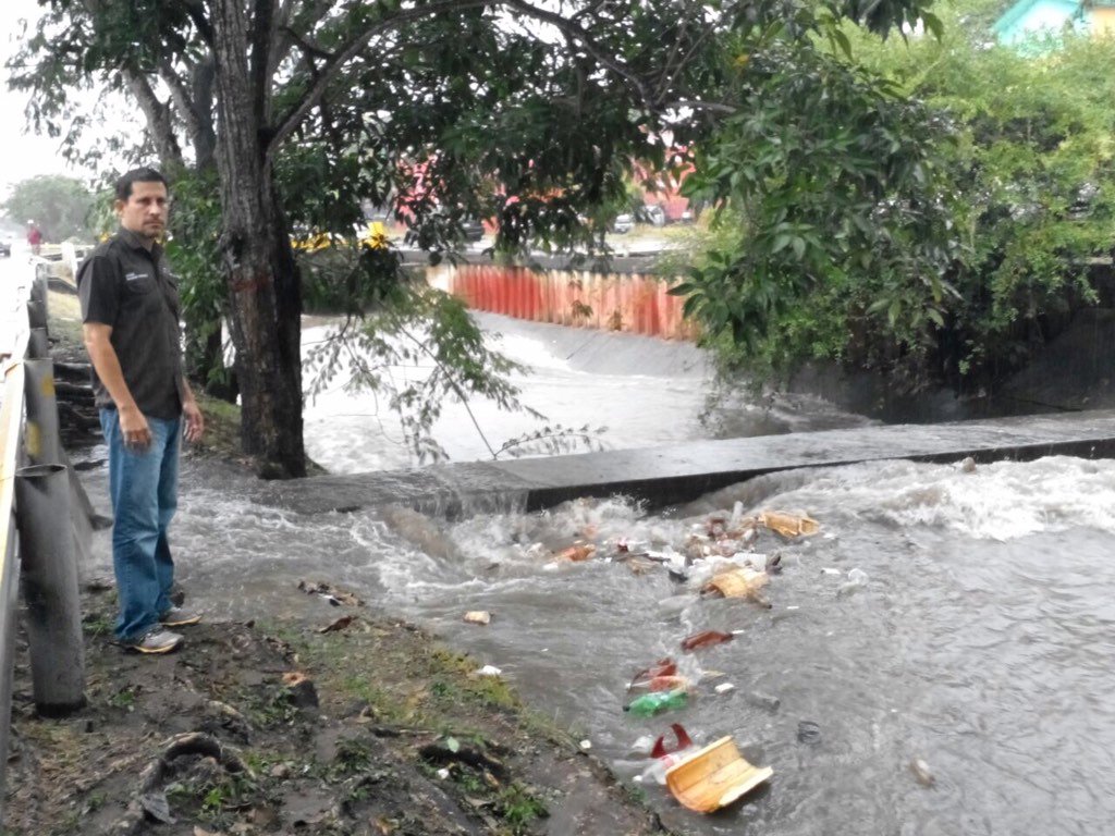 Warner_Jimenez's tweet photo. Drenajes fluyendo, favor tomar previsiones en avenidas desbordadas por gran precipitación, visos de seguir lloviendo https://t.co/hsxe6ycDce
