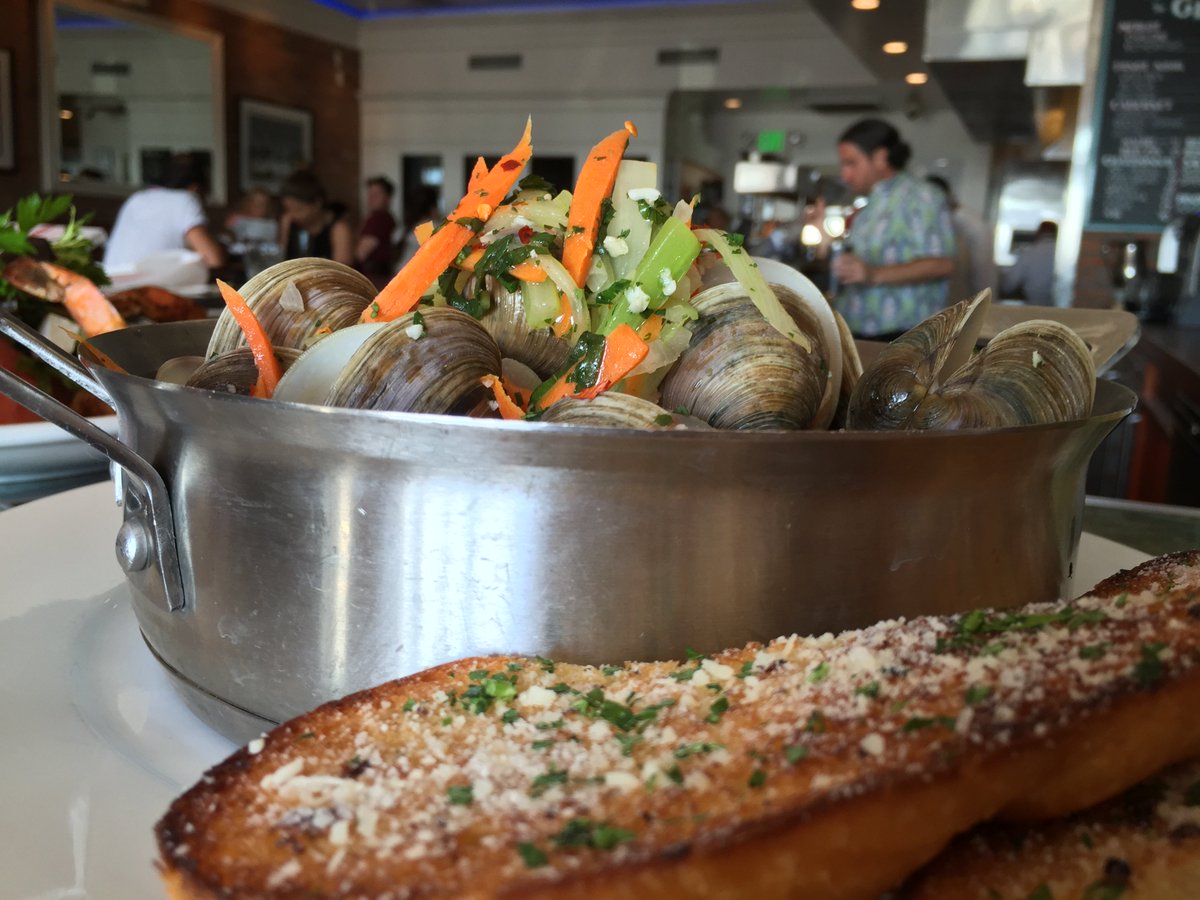 FlyNFishOysters's tweet photo. One for the fam, please. #flynfish #seafood #newps #newportbeach https://t.co/t21N0lt7GW