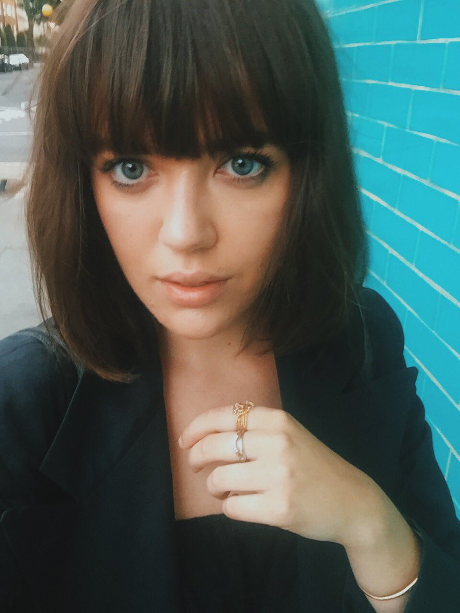 charlycox1's tweet photo. Thank yoooou @Shoop_hair for cutting all of my hair off 💖🦁 https://t.co/pLj9erxl53