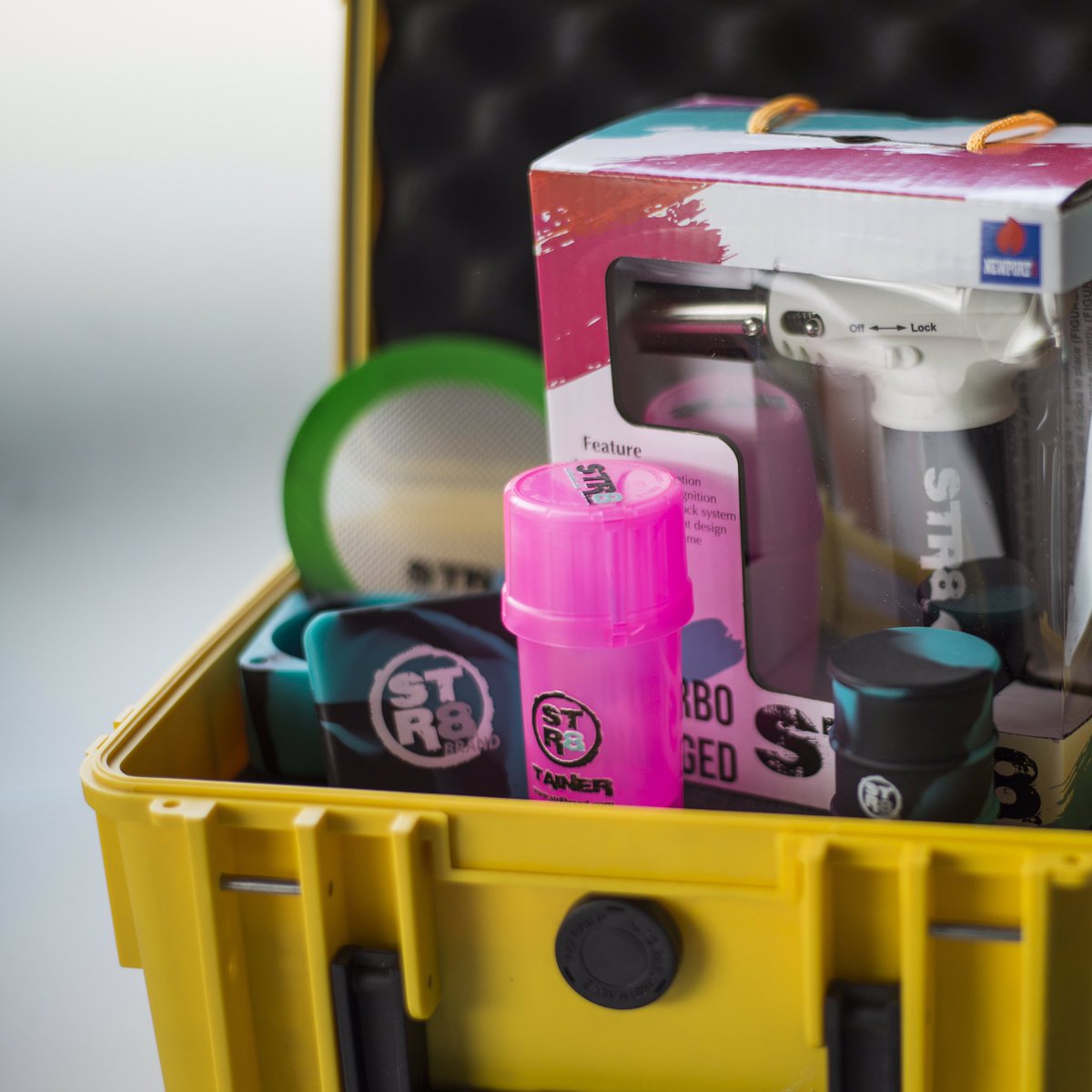 STR8Brand's tweet photo. LITERALLY, everything you need in one box. 😎 Tag us in your photos of #Str8Brand swag #rollkit https://t.co/KbBvngBFiW