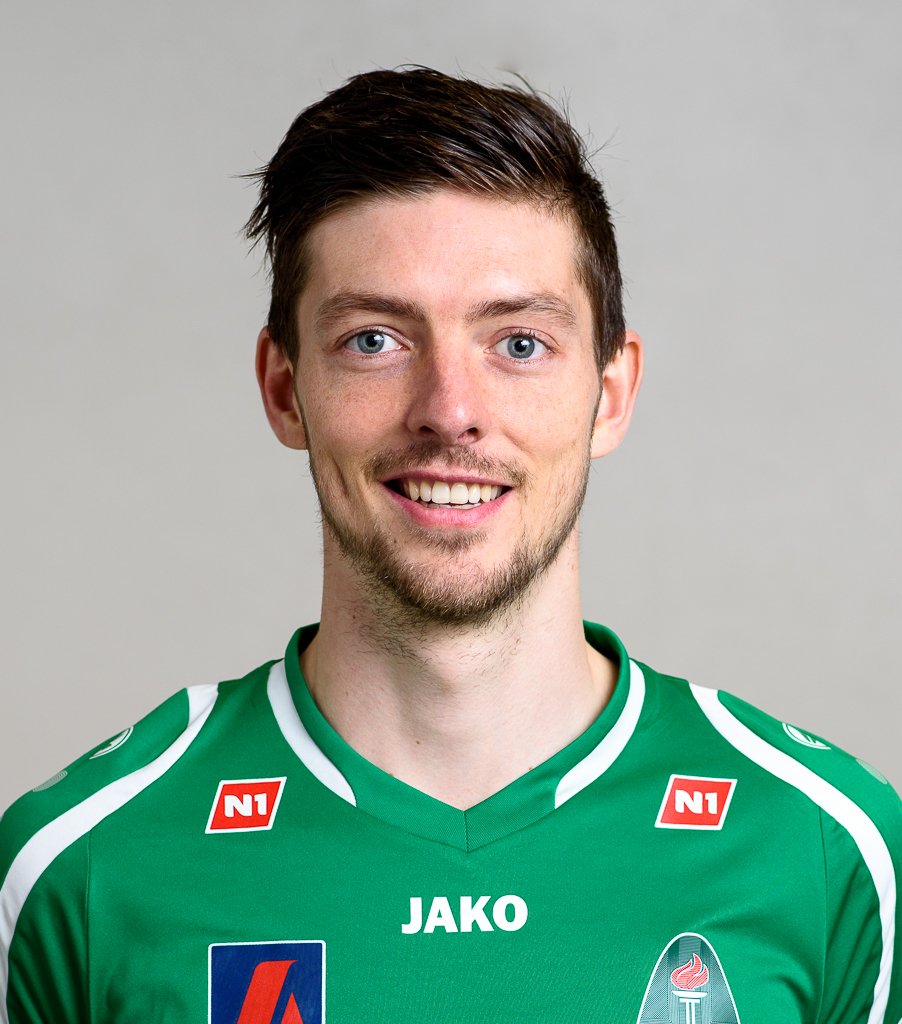 Leikur hafinn. Arnór fyrirliði heiðraður fyrir leik fyrir 250 leiki með Breiðabliki.