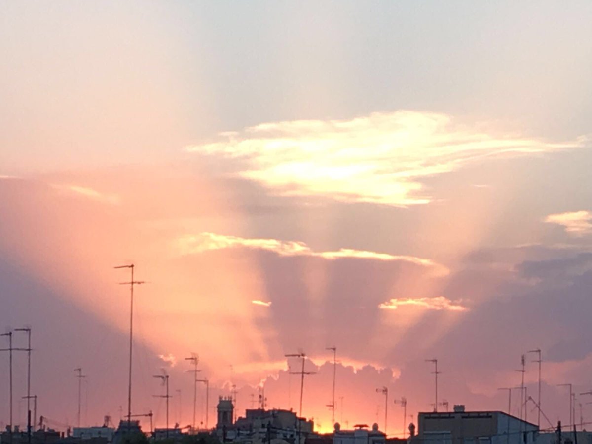 belinxin's tweet photo. Bonita puesta de sol urbana en Valencia. @tiempobrasero https://t.co/PdbbY39XZn