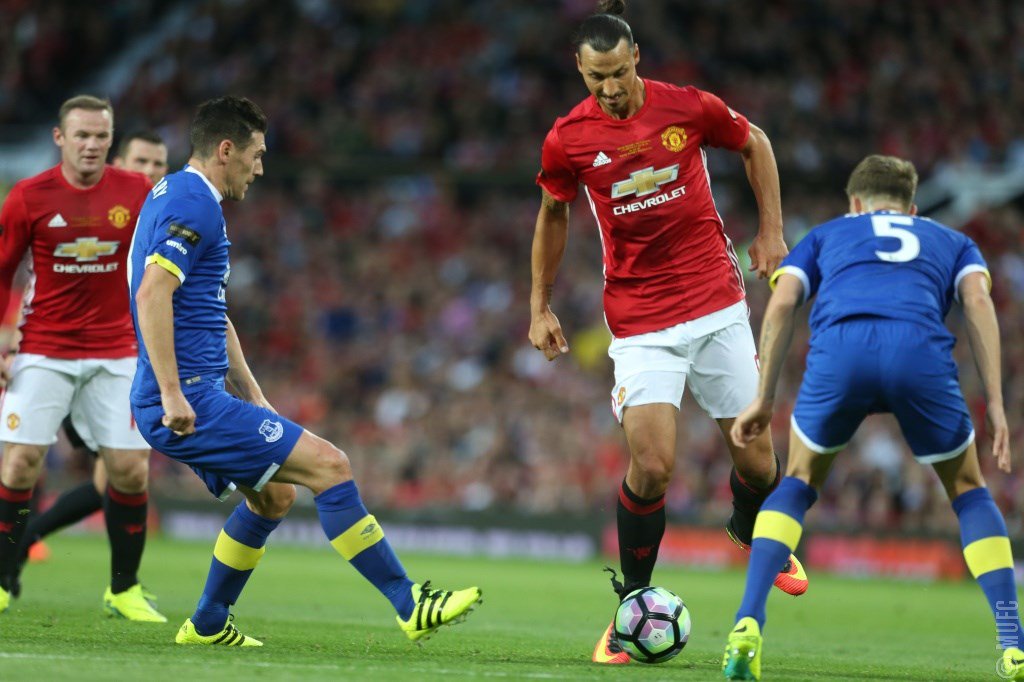 ManUtd's tweet photo. HT: #MUFC 0 Everton 0. The game has picked up after a cagey start, with United having the better chances so far. https://t.co/zCRCXHOsW7
