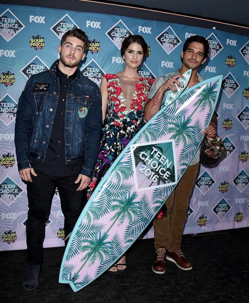 BestSeries_Fr's tweet photo. #PHOTO #TW 
Shelley Hennig, Tyler Posey et Cody Christian au Teen Choice 2016 -Lydia https://t.co/DzkPQeNdSP