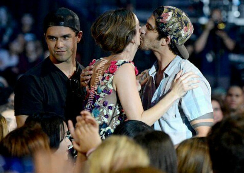 BestSeries_Fr's tweet photo. #PHOTO #TW 
Shelley Hennig, Tyler Posey et Cody Christian au Teen Choice 2016 -Lydia https://t.co/DzkPQeNdSP