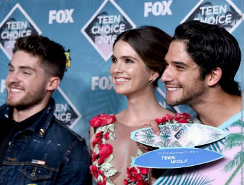 BestSeries_Fr's tweet photo. #PHOTO #TW 
Shelley Hennig, Tyler Posey et Cody Christian au Teen Choice 2016 -Lydia https://t.co/DzkPQeNdSP