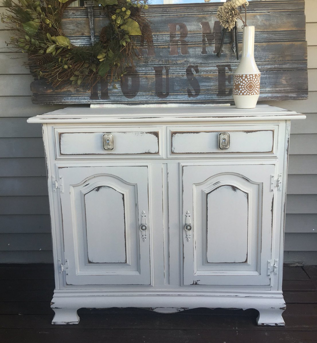 Barb313carm's tweet photo. #shabbychic #buffet https://t.co/Nvmq7di52g