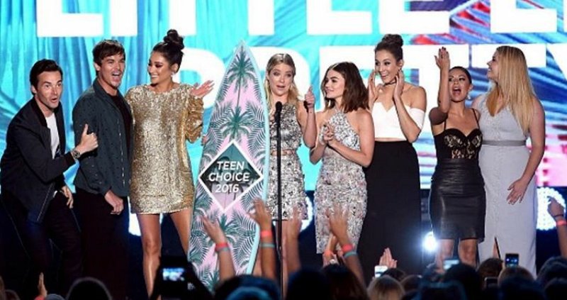 BestSeries_Fr's tweet photo. #PHOTO #PLL 

Les acteurs à la remise des prix au Teen Choice 2016 -Lydia https://t.co/TrwOE4DMbe