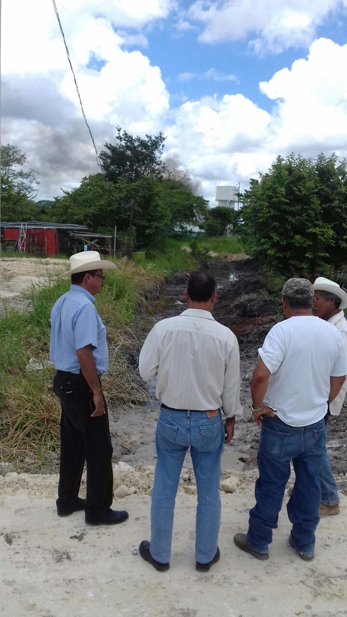 GobCandelaria's tweet photo. Alcalde @ChavaFarias1 supervisa acciones de limpieza en diferentes colonias de la cabecera municipal. https://t.co/cvXdYKCsbi