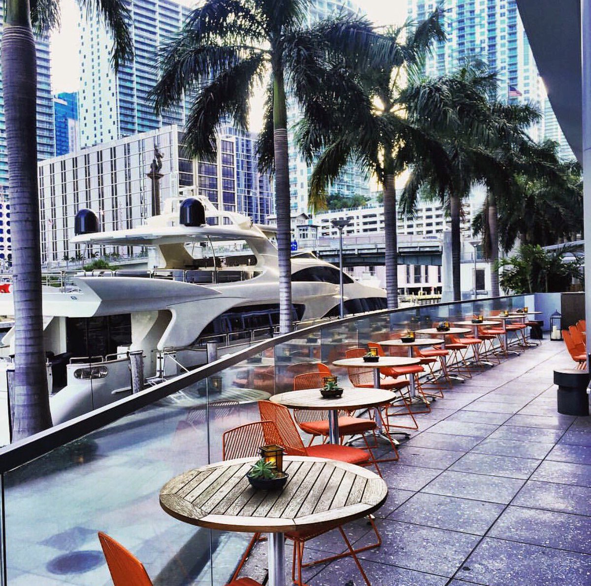 RideFreebee's tweet photo. The @liltloungemiami #HappyHour view! ⛴🌇🌴 Redeem 50% off cocktails &amp; bottles of wine w/ #RideFreebee app #OnlyInLilt https://t.co/OzvLyVYc80