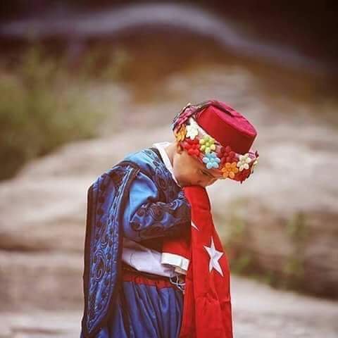 Vatanı imanla sev. Çünkü burası, senden öncekiler onu imanla sevdiği için, hâlâ vatandır.
Kemal Sayar