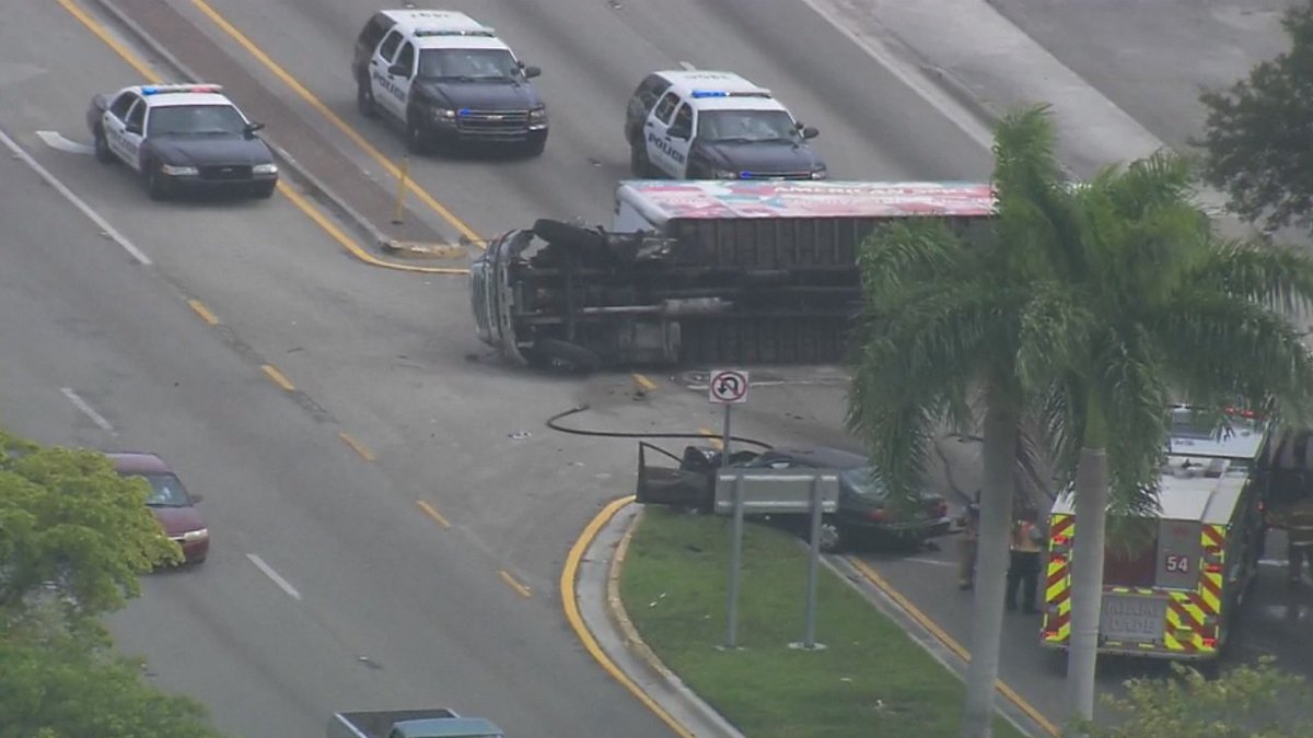 Tractor-trailer overturns on Northwest 151st Street in Miami bit.ly/2aUumzK?utm_me… https://t.co/lRh0LygZEN