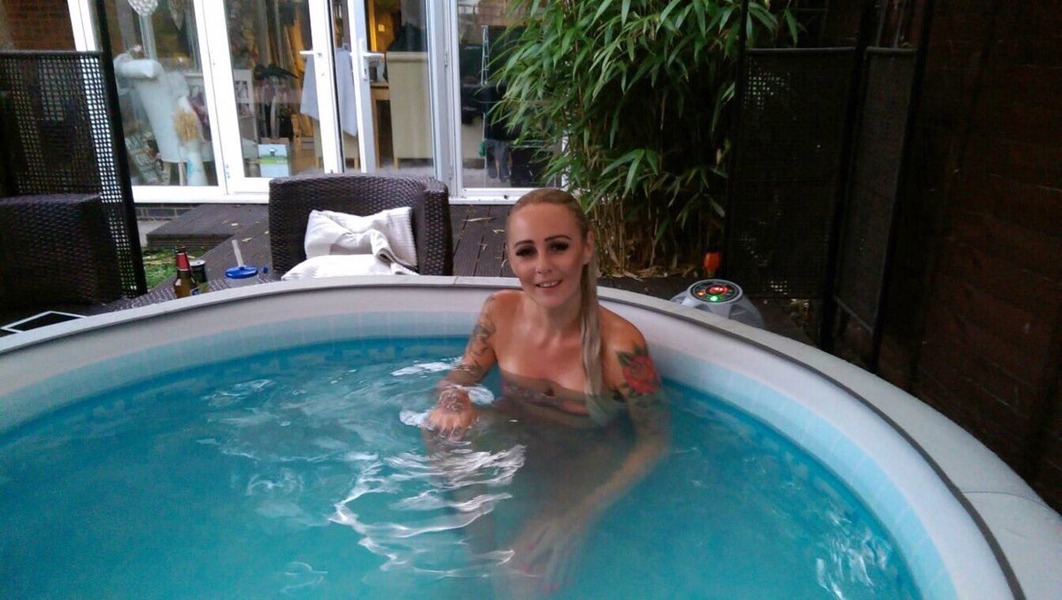 BelleBaker1982's tweet photo. It's HOT in my oasis 🌴 #nighttimedip https://t.co/8ArI3JJAfV
