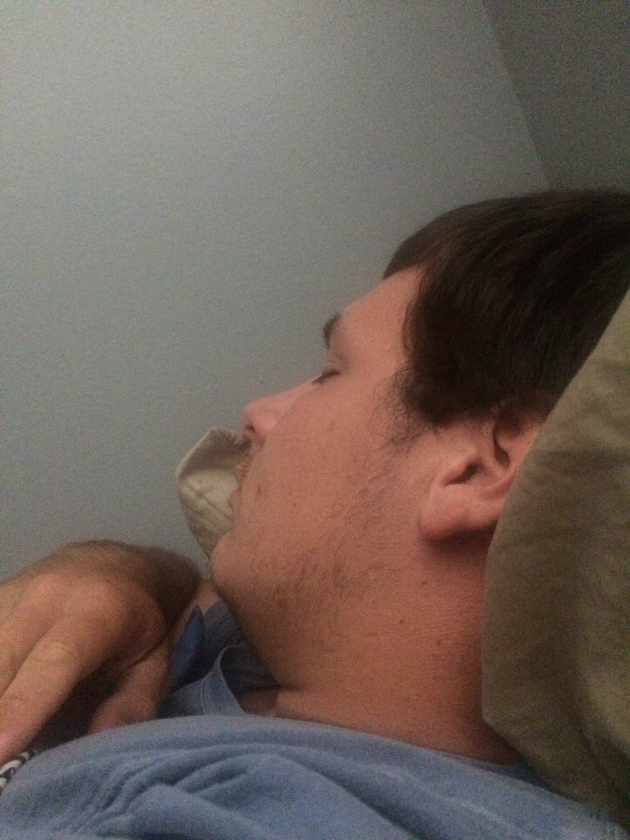 Misskaylee17's tweet photo. @TheBigMcGib you need to shave https://t.co/f26E4pXHtM