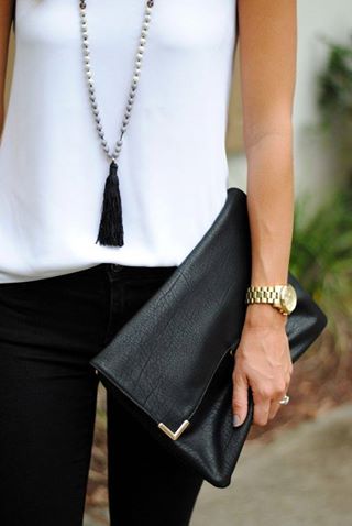 ModaOrigen's tweet photo. #TipDeEstilo Un clásico es el blanco y negro, con los accesorios perfectos le darás un estilo único. https://t.co/OQMvmZ2OHU