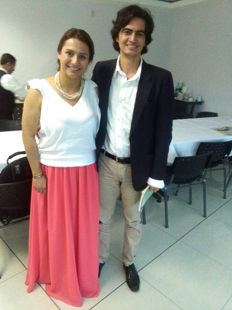 OscarHendrixHN's tweet photo. Junto a la Senadora colombiana @PaolaHolguin en el Foro Democrático Universitario #FDU2016 https://t.co/s7Wui7NYMH