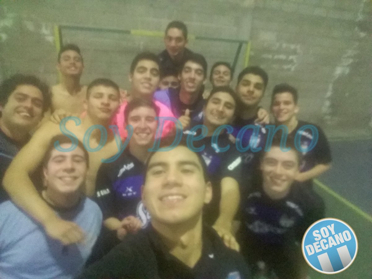 SoyDecanoOf's tweet photo. #Futsal #Juveniles #FinalPlata
#AtleticoAzul. La selfie del campeon. https://t.co/vIBeAaU3BU