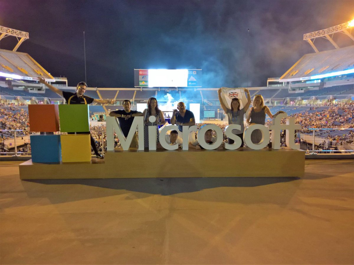 laurajbouchard's tweet photo. #TeamPST loving @enriqueiglesias and @jtimberlake #Microsoft #OneMicrosoft https://t.co/ju35jPkb3y