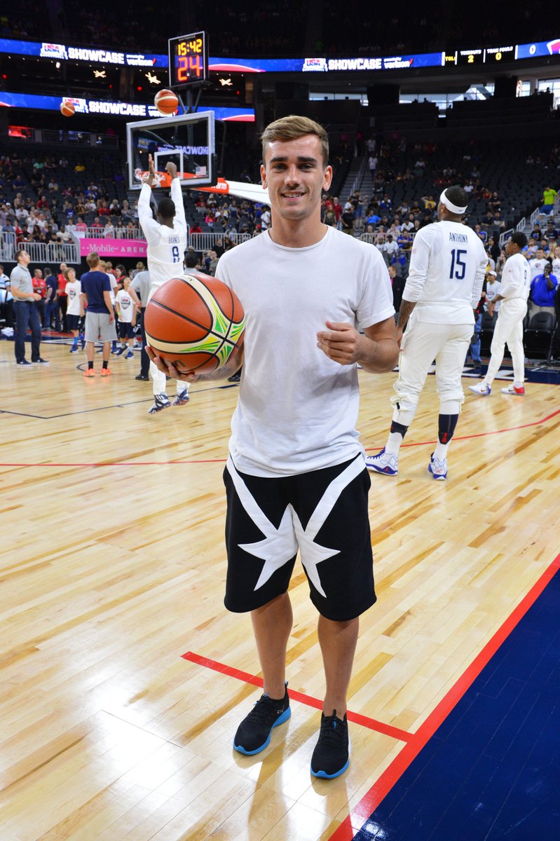 France soccer superstar <a href="/AntoGriezmann/">Antoine Griezmann</a> in the house for #USABMNT vs Argentina in Las Vegas!
