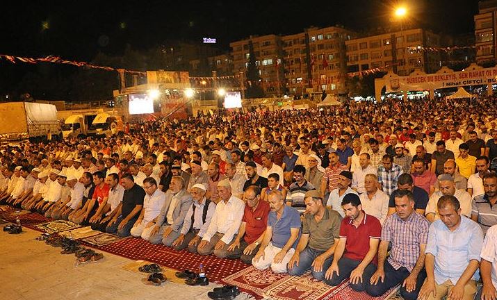 FETÖ darbe girişimini protesto eden vatandaşlar Şanlıurfa'da Rabia Meydanı'nda toplandı