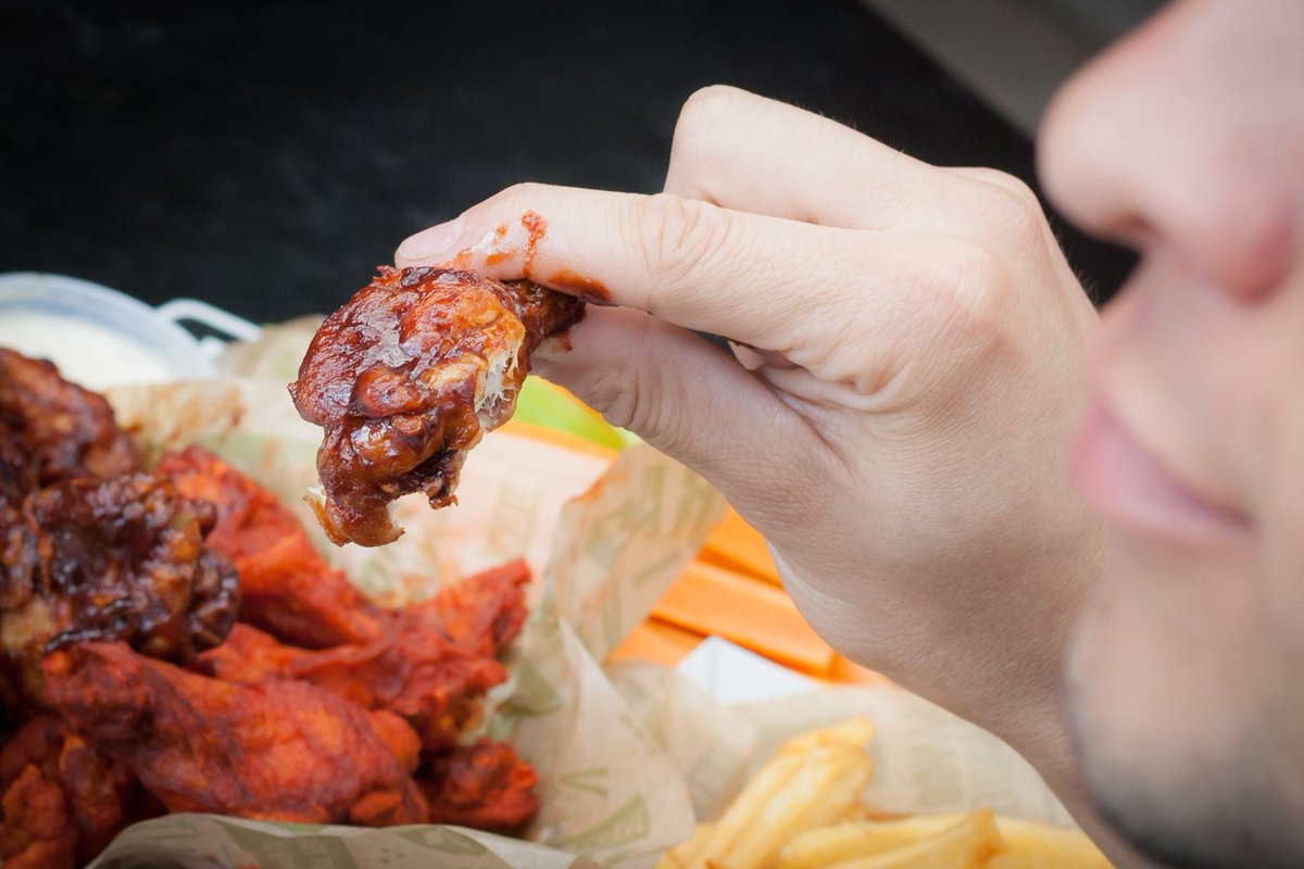 WingstopMexico's tweet photo. ¡Disfruta de tus deportes favoritos en #WingstopMiAmor 😍😏😎⚽🍗🍖❤#QuieroMisWingstop #WingstopMeEncantas https://t.co/axlpmqLdj5