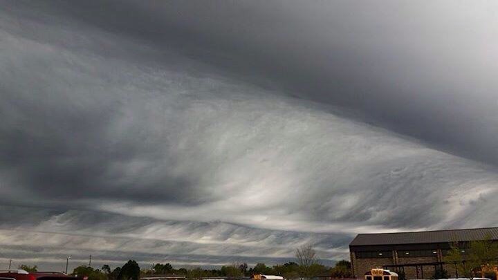 SteerMark's tweet photo. "The sky is rippling" - NASA Astronaut

So smart, the folks at NASA🤓
...It's called Geoengineering https://t.co/YBXtJ86qth