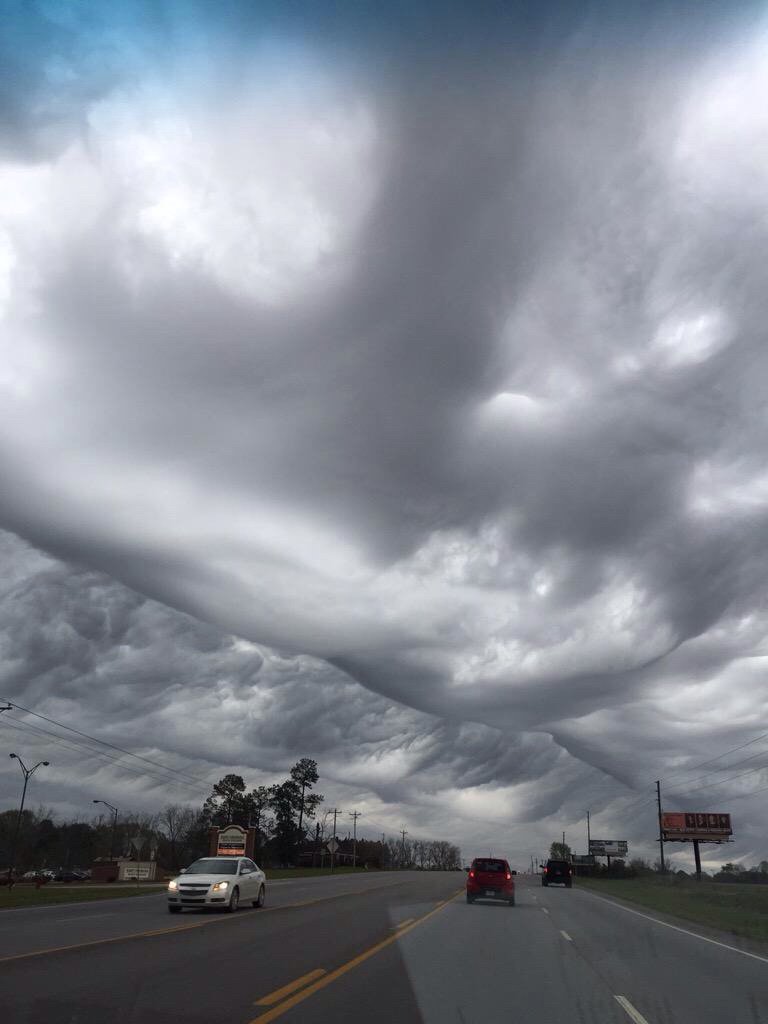 SteerMark's tweet photo. "The sky is rippling" - NASA Astronaut

So smart, the folks at NASA🤓
...It's called Geoengineering https://t.co/YBXtJ86qth