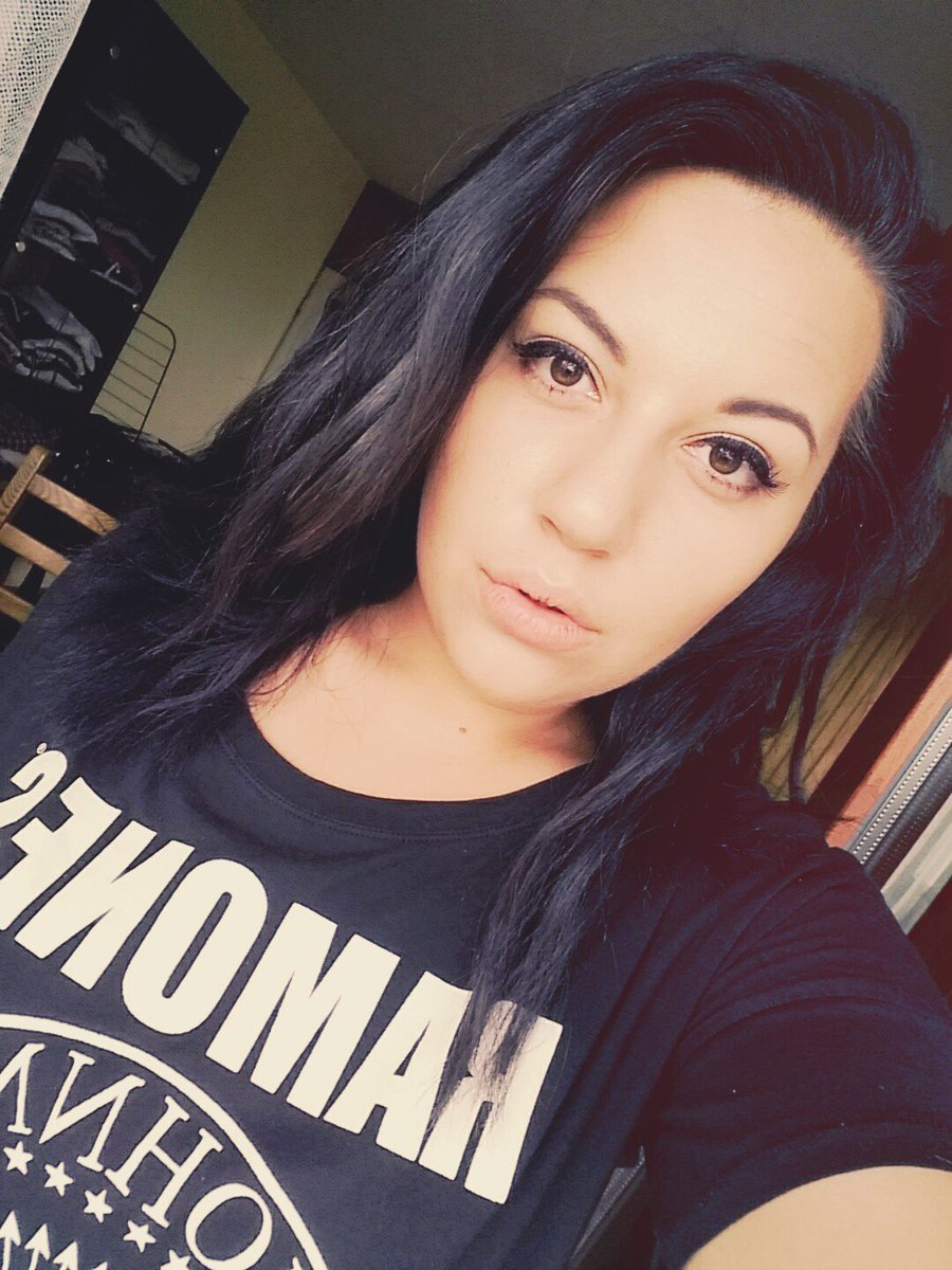 OlguW's tweet photo. #selfiefriday #Ramones #black #selfie https://t.co/lvS1uz2Kqo