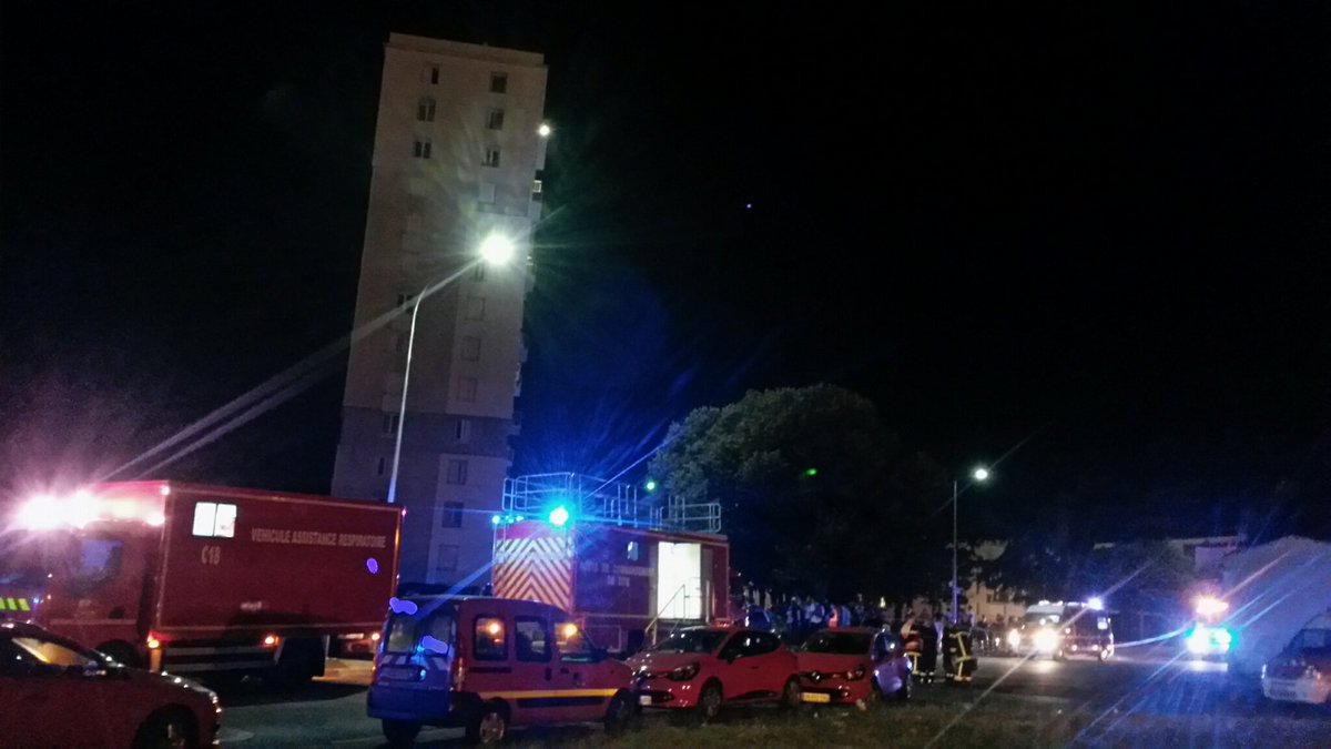 F3AntoineMorel's tweet photo. quartier #3cites à #poitiers 2 derniers etg evacués ap incendie appt tour au 4 rue Normandie-Niemen @DG_Romain https://t.co/xs7vqnPNcB
