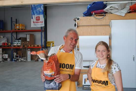 Onze koks stonden vanavond weer voor ons klaar bij de jaarlijkse barbecue voor de  vakantie.