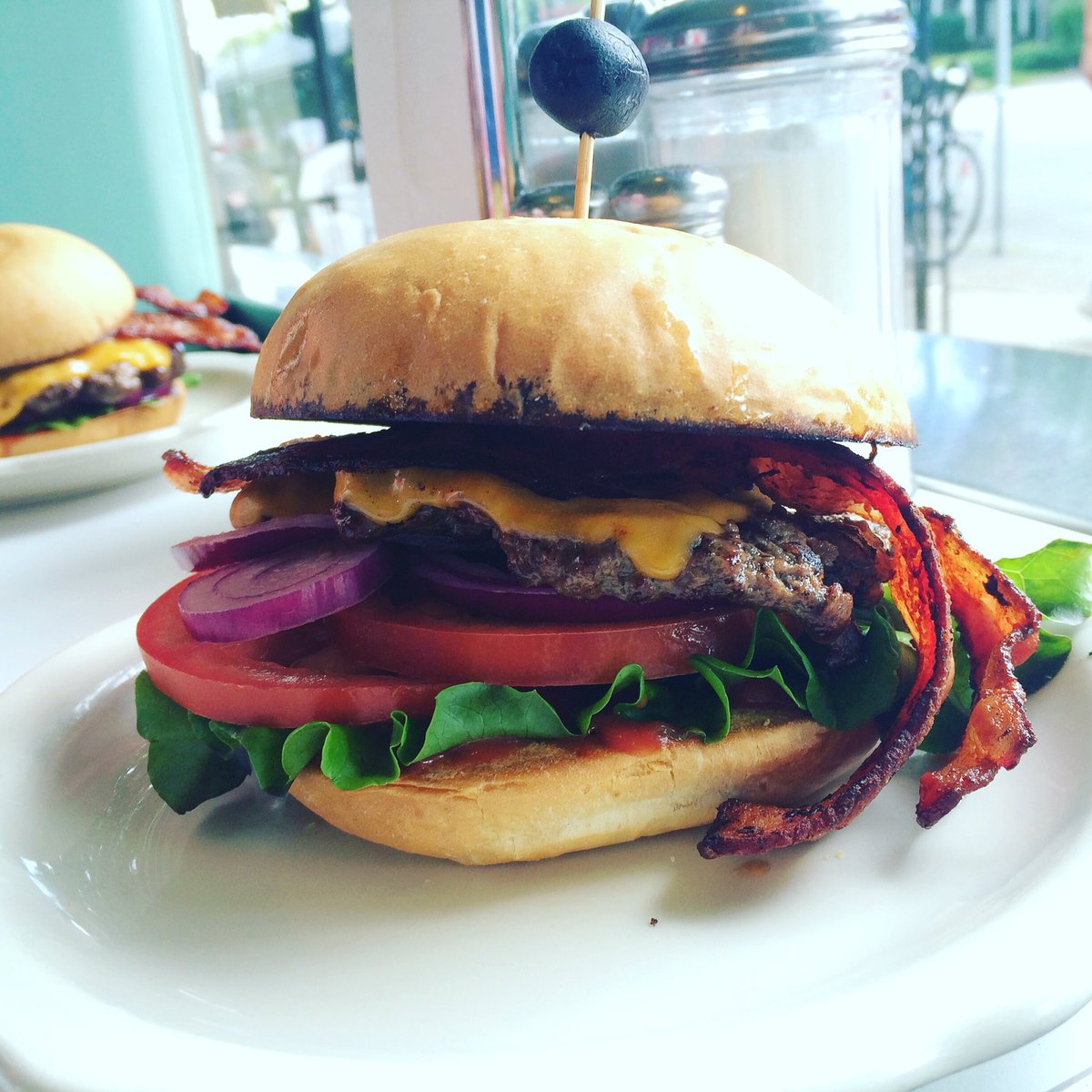 nasherfraser's tweet image. Caramelized mayo @moderneburger Vancouver #burgerroutecontestca #proudemployee @HellmannsCanada TGIF