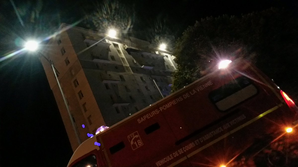F3AntoineMorel's tweet photo. incendie quartier #3cites #poitiers 2 pers incommodées par fumées transportées chu. origine sinistre inconnue https://t.co/JineBp38cJ