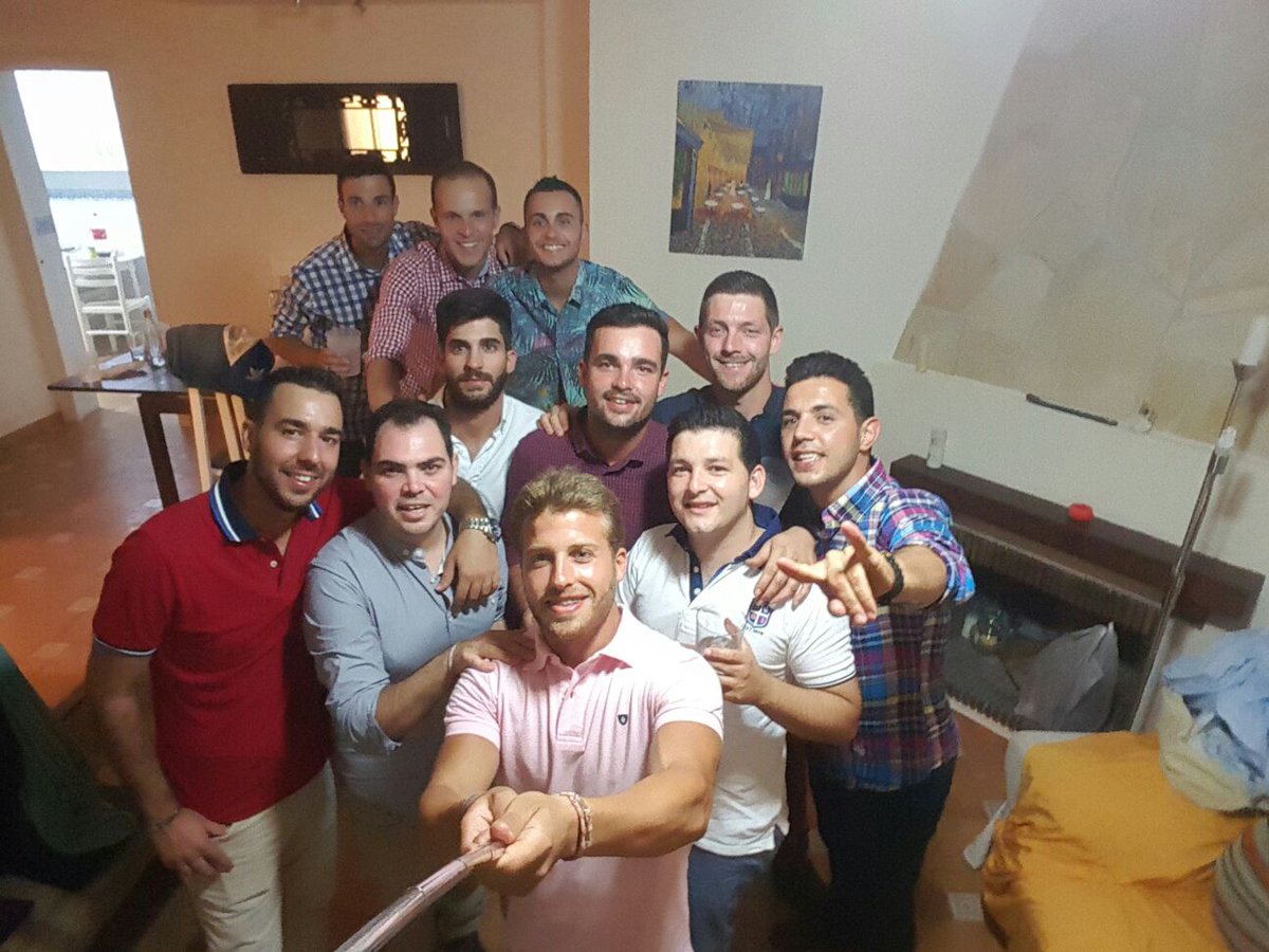 DiegoJBZ's tweet photo. Que si Málaga, que si Fuengirola, que si Marbella....dónde estaremos??? #despedidajose #robapapa https://t.co/NWcPjVrWLu