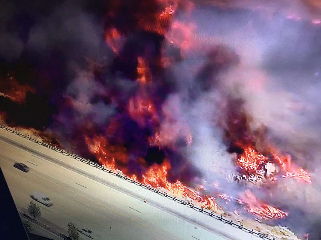 cgfox11's tweet photo. The #sand fire at 125 acres, next to 14 freeway, not stopping traffic so far! @lacfd @FOXLA #Breaking #TrafficAlert https://t.co/9B07OH4xII