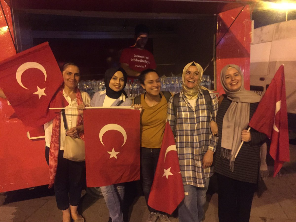 liva_style's tweet photo. Bu gece #modanisa olarak üsküdar meydandaydık.Sokakların coşkusu hiç dinmesin #demokrasinöbeti #modanisa #istanbul https://t.co/R7v4Cluo6B