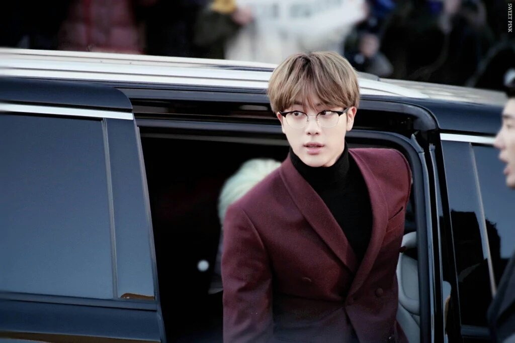 kqu_kquzi's tweet photo. Jin is a total chaebol. Don't you agree?
#fuckhelp #imfallingforjin https://t.co/mOZf8DXxR1