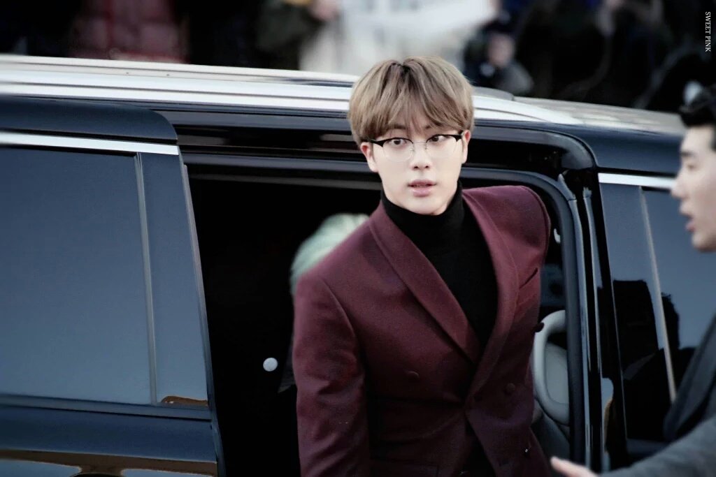kqu_kquzi's tweet photo. Jin is a total chaebol. Don't you agree?
#fuckhelp #imfallingforjin https://t.co/mOZf8DXxR1