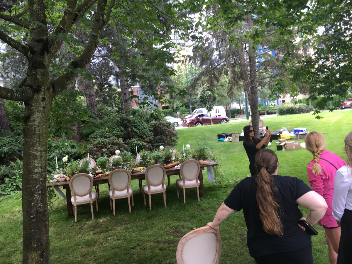 yaletownannette's tweet photo. Secret location perhaps? #DEBVan #notsneakyenough #ivebeenwrongbefore https://t.co/7hjCrihmbG