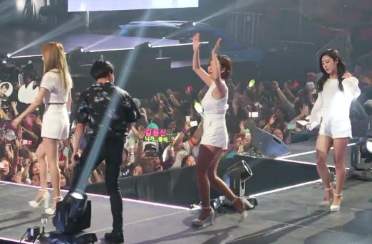 ftlivai's tweet photo. no one talks about jimin and hwasa's interaction, I like this https://t.co/pKEkCcSofI