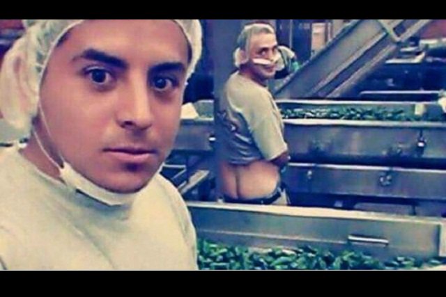 e_consulta's tweet photo. Difunden foto de empleados de La Costeña orinando chiles https://t.co/01zjhTP1gN https://t.co/Gv9aTL90GD