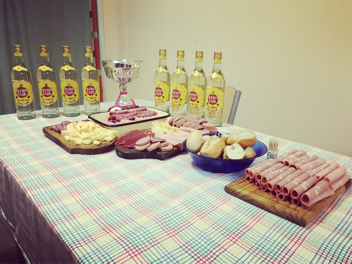 linyes_fc's tweet photo. La picada del campeón! Los premios del fem! Gracias @Femfutbol_ros https://t.co/ENUTL8QKBX