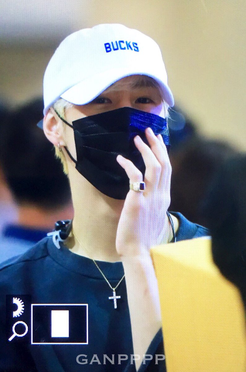 ganpppp's tweet photo. 160723 ICN #mark #마크 ㅋㅋㅋㅋㅋㅋㅋ@mtuan93  수고했어 😊 https://t.co/kgDgNY5KV8