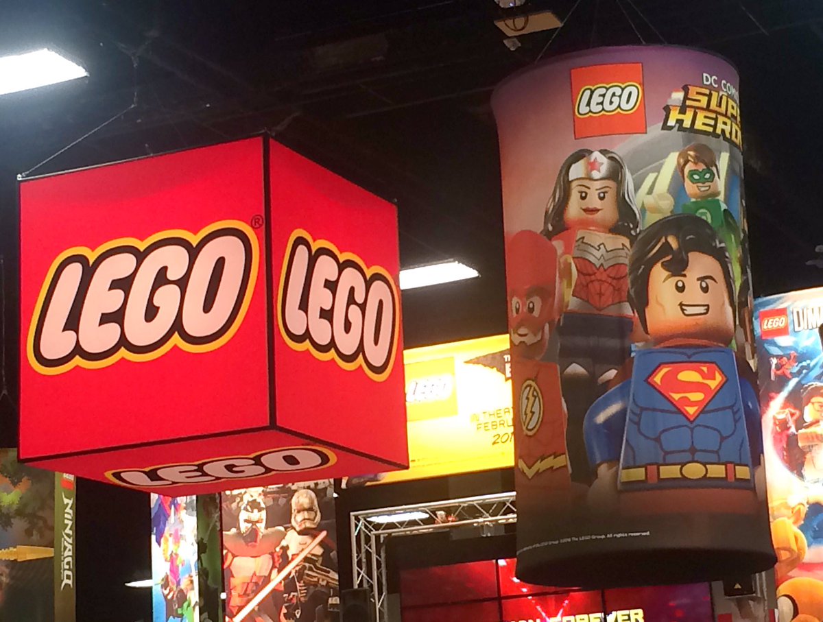 BrandonVietti's tweet photo. Our LEGO Justice League at #SDCC2016! #LEGOGothamBreakout https://t.co/l6ligeNnIc