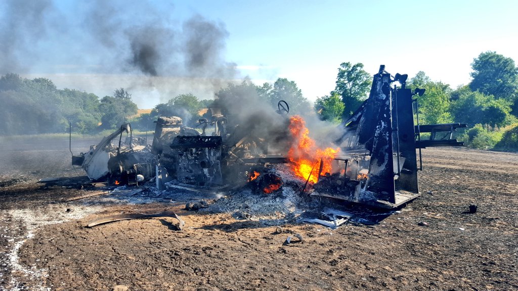 Media371's tweet photo. Pumper destroyed &amp; tanker badly damaged in earlier Third Line fire. Both trucks from @HaldEmerg Stn 2 (Hagersville). https://t.co/8O3SUEtguB