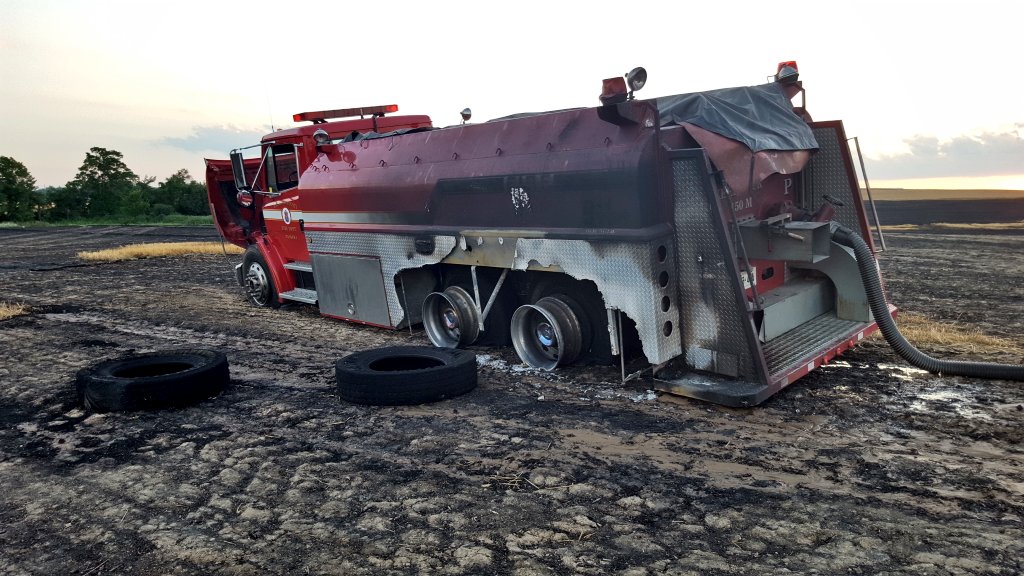 Media371's tweet photo. Pumper destroyed &amp; tanker badly damaged in earlier Third Line fire. Both trucks from @HaldEmerg Stn 2 (Hagersville). https://t.co/8O3SUEtguB