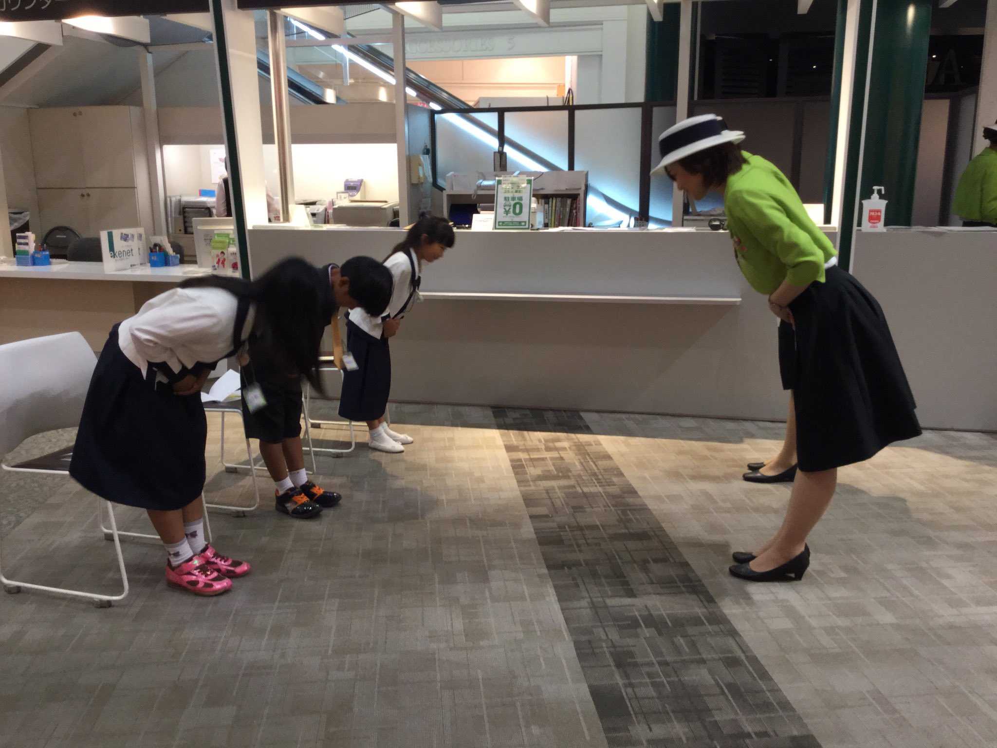 くずはモール Kuzuha Mall キッズプロジェクトのインフォメーション体験中 今回は初の男の子も参加してくれています ﾉ今日は可愛いキッズたちの館内放送も聞けますよ お楽しみに T Co Tvavcssenk Twitter